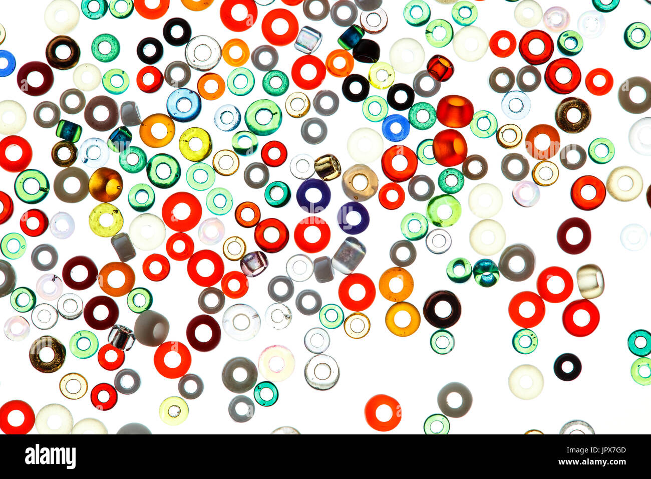 Colorate perline di vetro isolato su sfondo bianco. Foto Stock