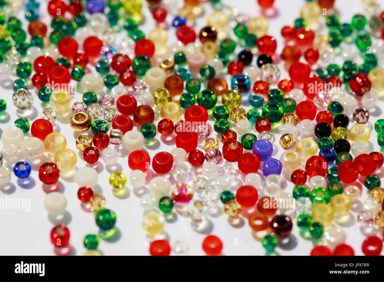 Colorate perline di vetro su sfondo bianco, vicino la foto. Foto Stock