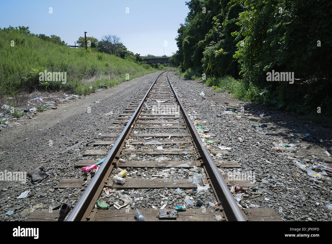 Unico treno merci via utilizzato da curve Conrail sotto Nord Mascher St Bridge nel Fairhill/West Kensington sezione di Philadelphia, Pennsylvania. Foto Stock