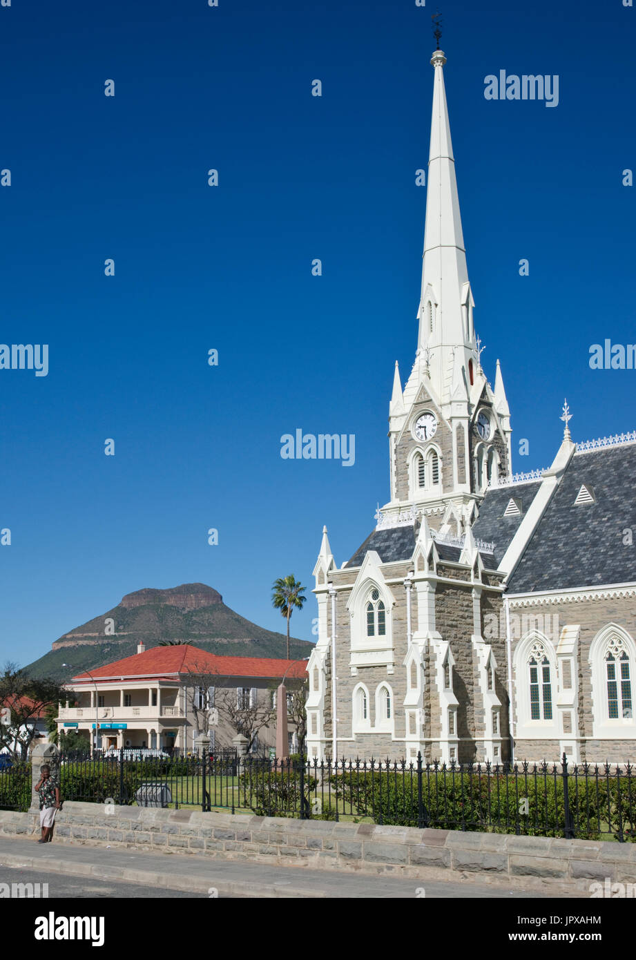 Chiesa olandese riformata di Graaff-Reinet, Capo orientale, Sud Africa. Imponente edificio in Cape stile olandese con alto campanile. Foto Stock