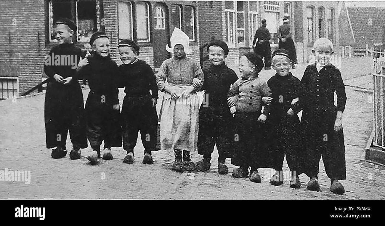 Un gruppo di bambini nel tradizionale costume olandese da Volendam, Olanda (Paesi Bassi) circa 1940 Foto Stock