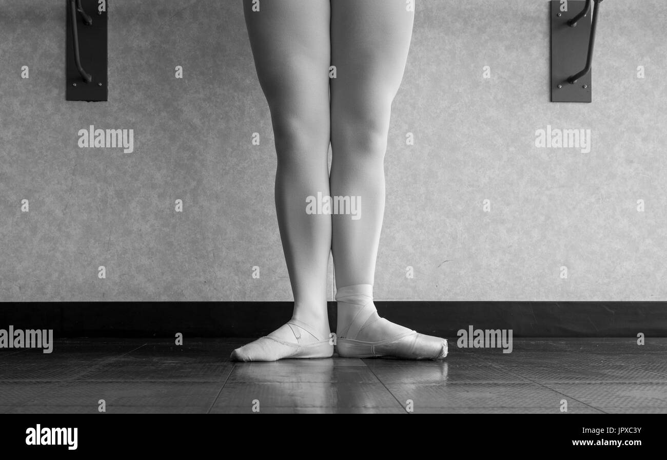 Versione in bianco e nero dell'evoluzione di una ballerina dalla tela, a pointe Foto Stock