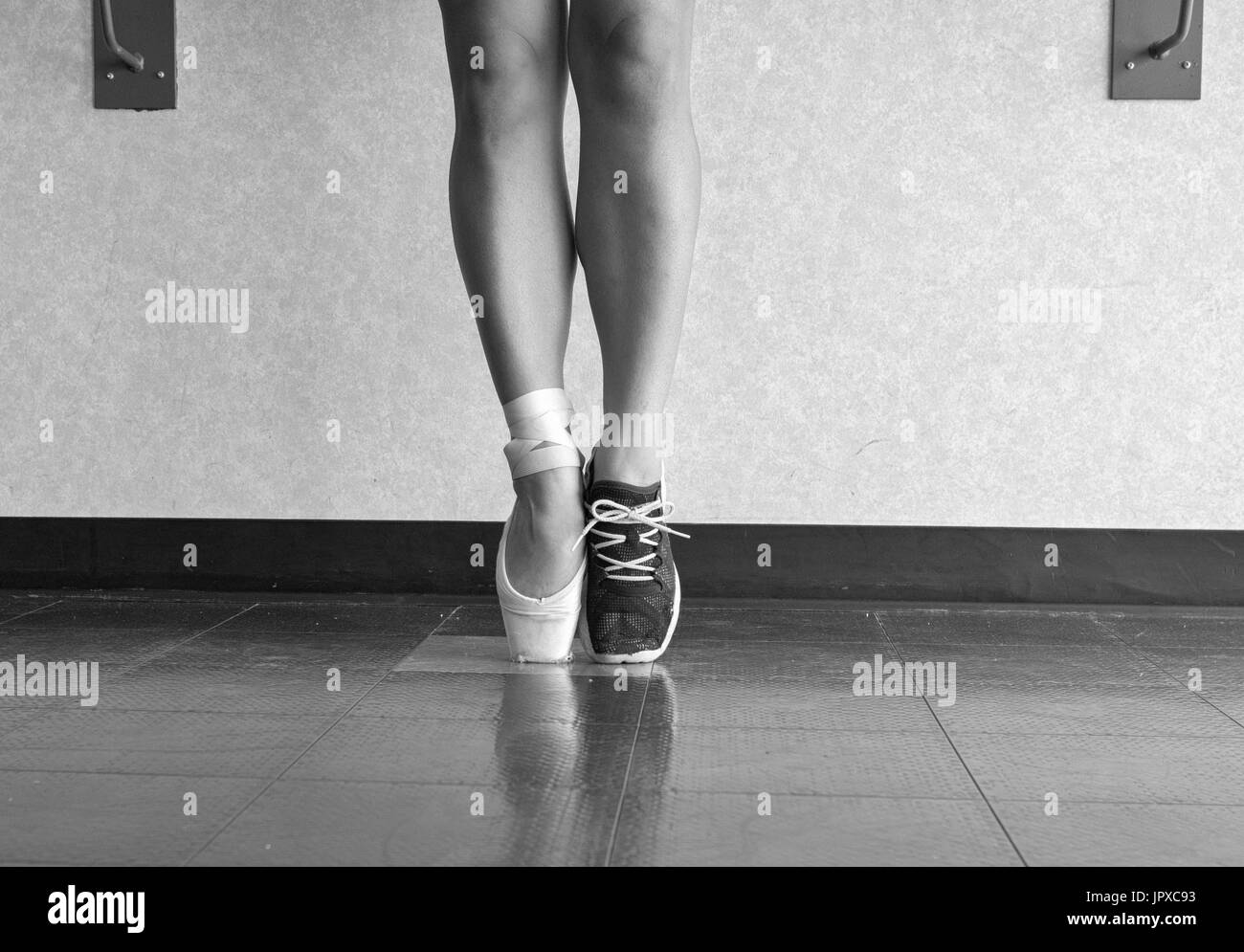 Versione in bianco e nero di due lati di una ballerina Foto Stock