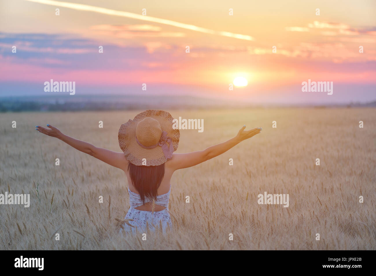 Sentimento donna libera e felice e amato in un bellissimo ambiente naturale a sunet Foto Stock