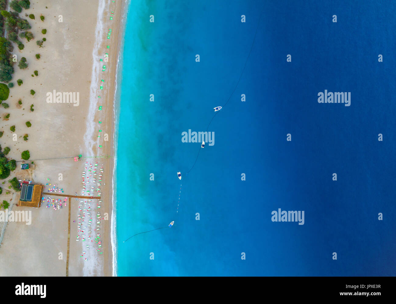 Vista aerea di barche in mare mediterraneo in Oludeniz,Turchia. Bella estate seascape con barche, chiare acque azzurre e spiaggia di sabbia nella giornata di sole. A Foto Stock