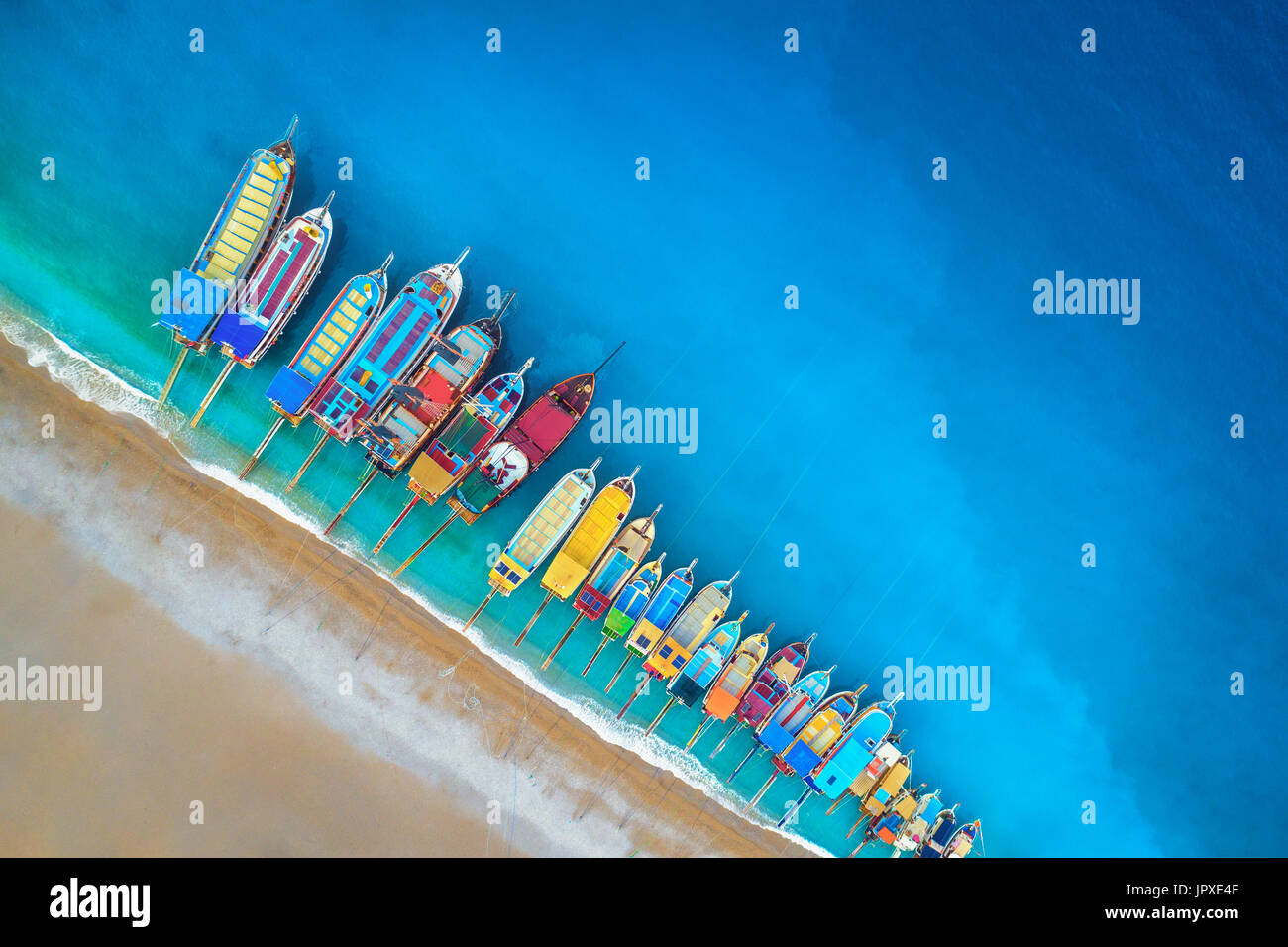 Barche. Vista aerea di barche colorate nel mare mediterraneo in Oludeniz, Turchia. Bella estate seascape con navi, chiare acque azzurre e spiaggia di sabbia Foto Stock