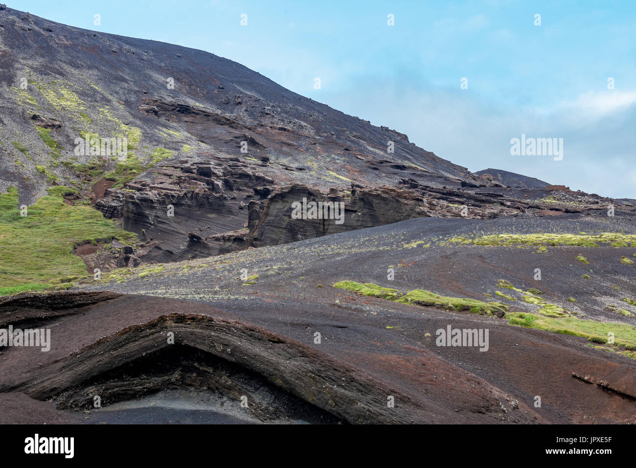 Nera vulcanica gli strati di roccia e scogliere a più livelli Foto Stock