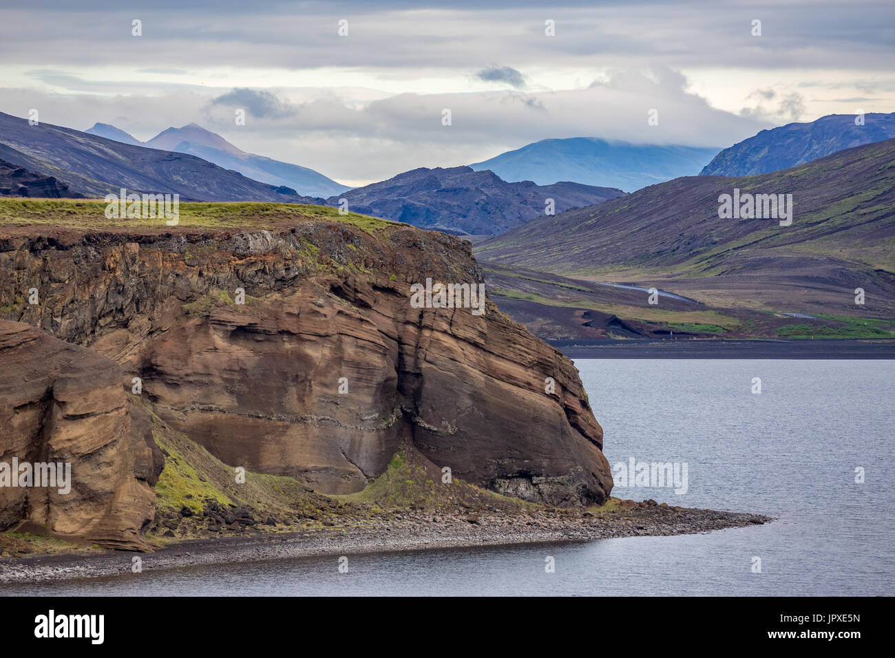 Vista sul lago kleifarvatn e nero spiaggia vulcanica in Islanda Foto Stock