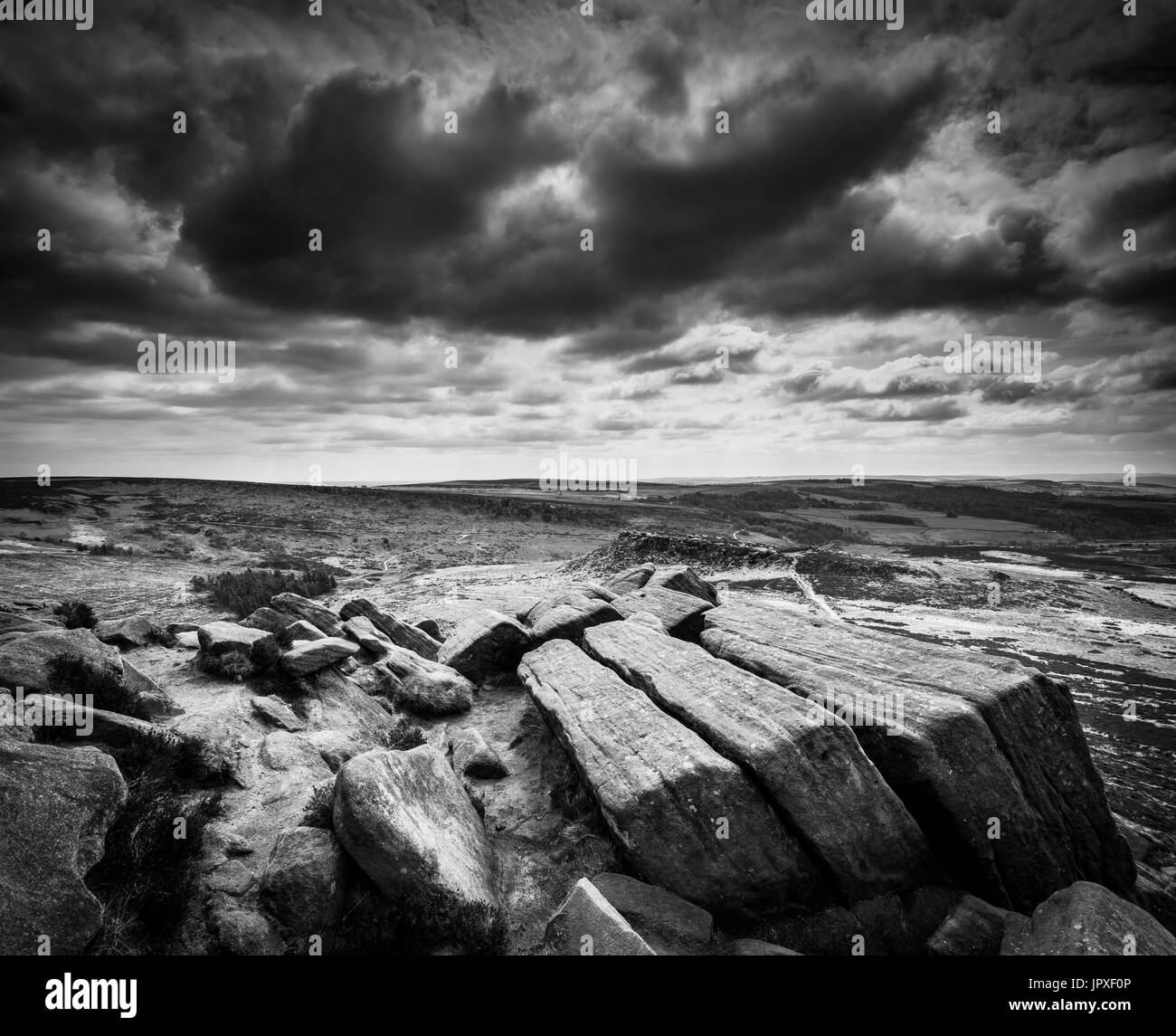 Nuvole temporalesche su Kit Kat rock vicino a Hathersage. Foto Stock