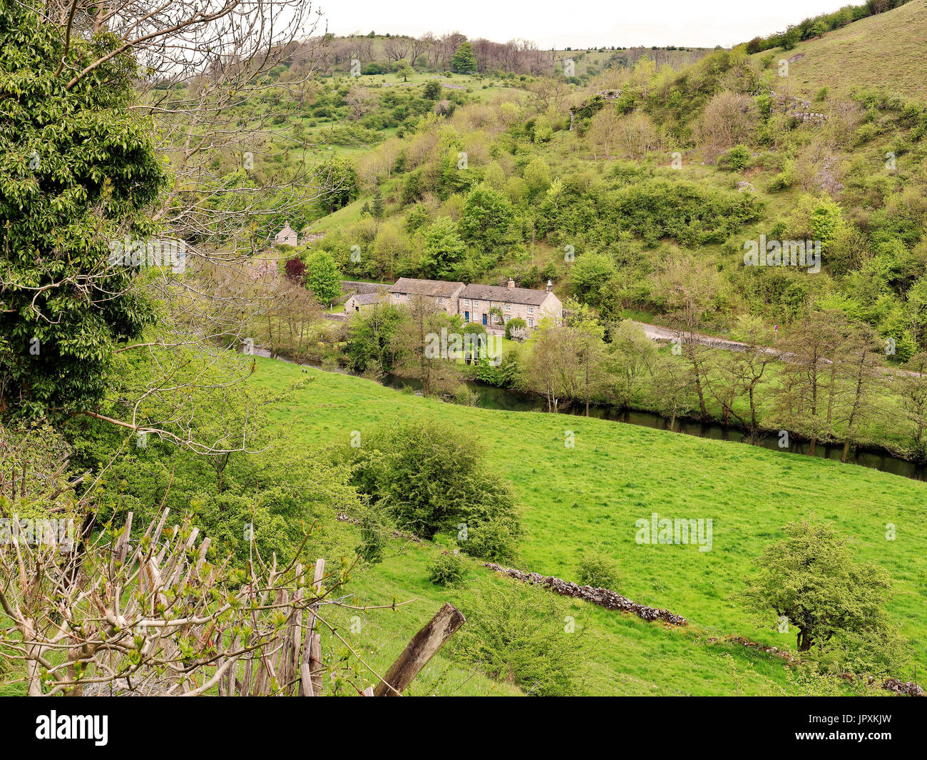 Un inglese un paesaggio rurale nel Derbyshire dal Monsal trail con case in valle e il fiume Wye Foto Stock