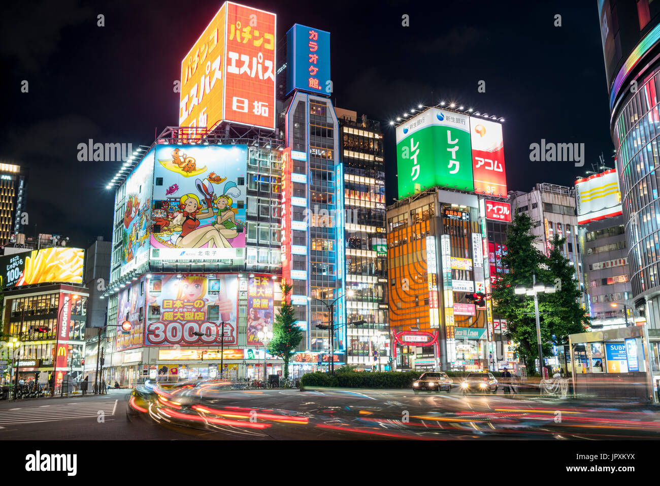 Il Tokyo City - cartelloni, di notte le luci e i fari anteriori - Lunga esposizione, velocità lenta Foto Stock