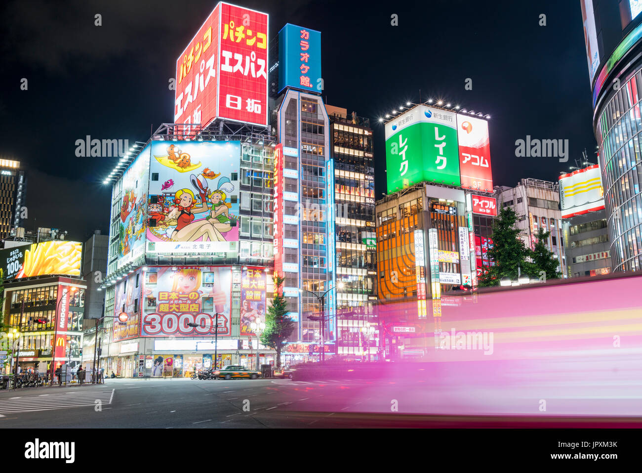 Il Tokyo City - cartelloni, di notte le luci e i fari anteriori - Lunga esposizione, velocità lenta Foto Stock