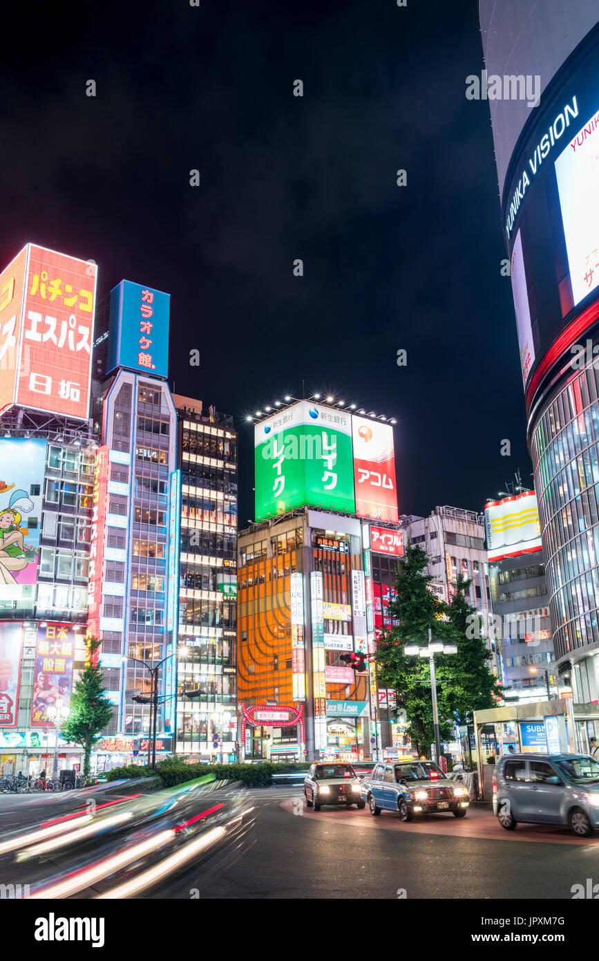 Il Tokyo City - cartelloni, di notte le luci e i fari anteriori - Lunga esposizione, velocità lenta, formato verticale Foto Stock