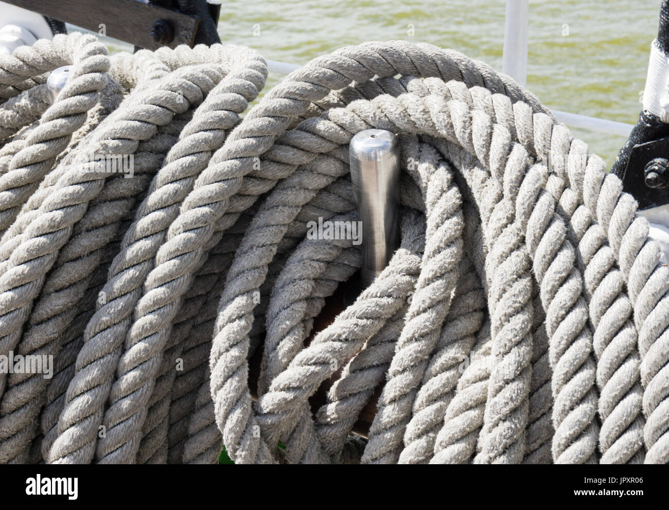 La corda su una barca a vela la posa sul tavolato in legno terra Foto Stock