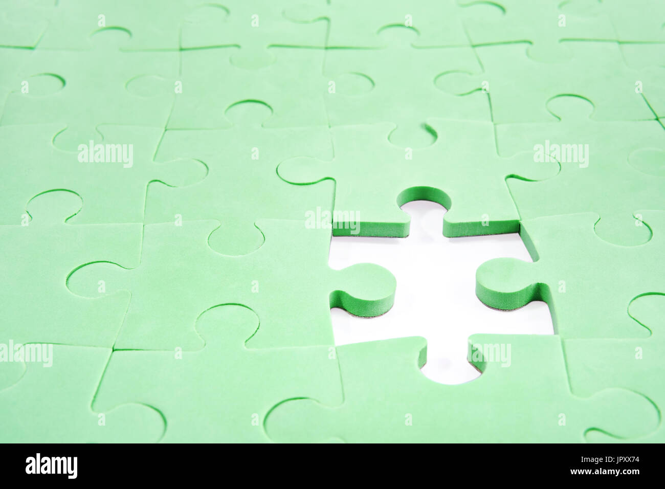 Verde piegato puzzle con un foro invece di senza un elemento Foto Stock