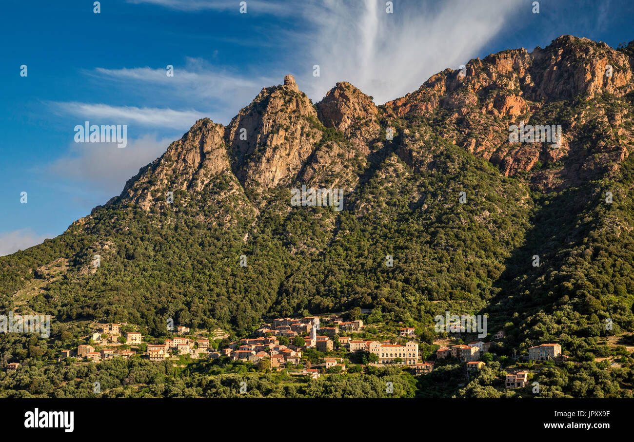 Il massiccio di Capo d'Ota sulla cittadina collinare di Ota, al tramonto, Gole di Spelunca, Corse-du-Sud, Corsica, Francia Foto Stock