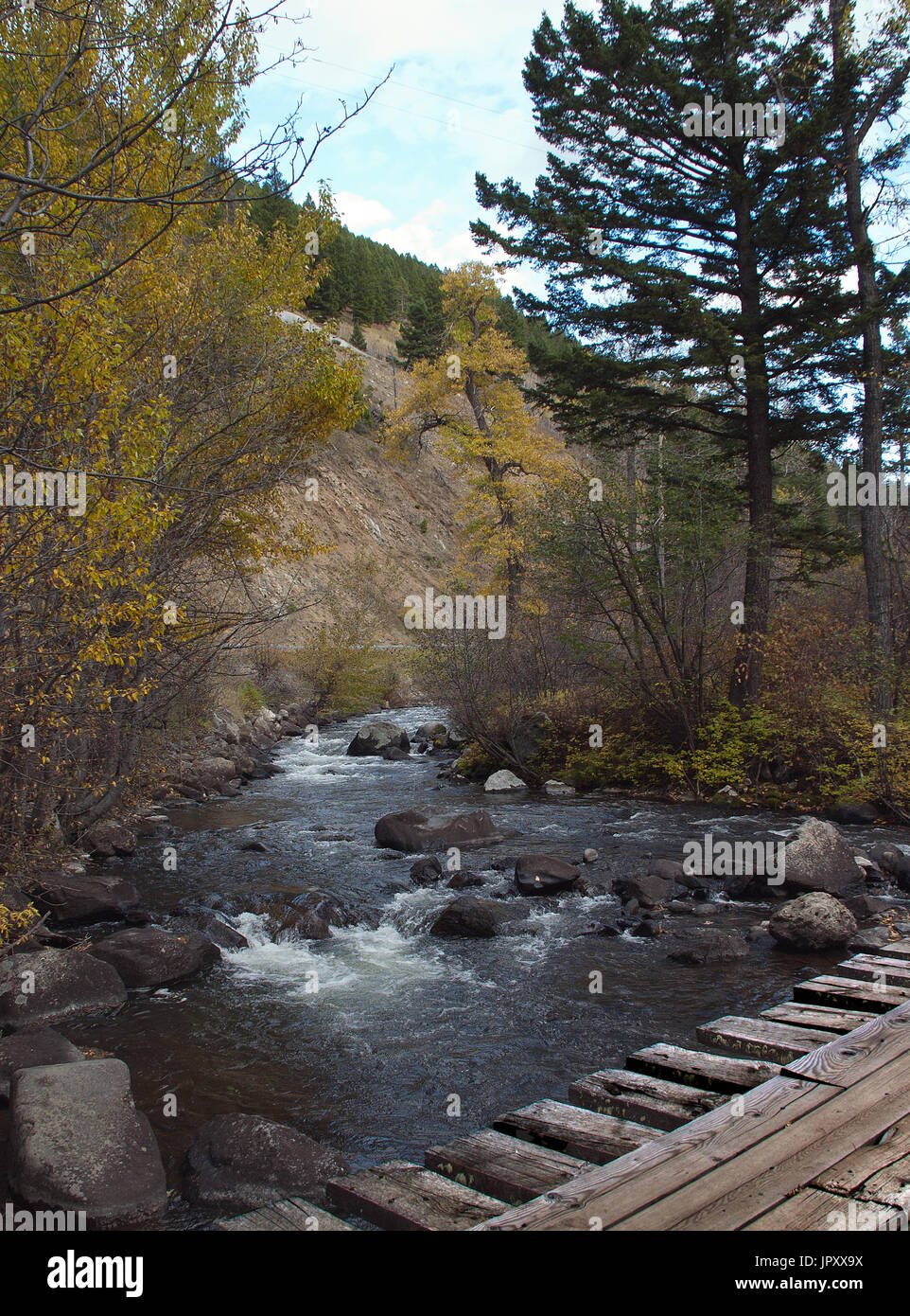 Abbandonato ponte sul torrente di montagna nelle Montagne Rocciose Foto Stock