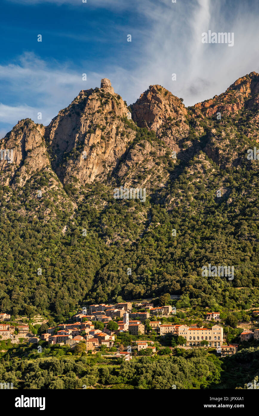 Il massiccio di Capo d'Ota sulla cittadina collinare di Ota, al tramonto, Gole di Spelunca, Corse-du-Sud, Corsica, Francia Foto Stock