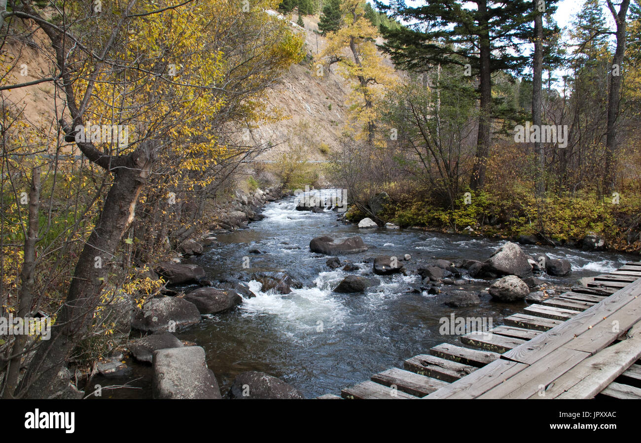 Abbandonato ponte sul torrente di montagna nelle Montagne Rocciose Foto Stock