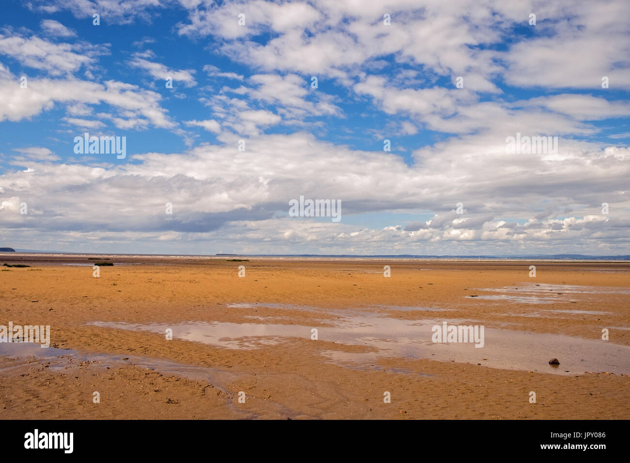 Bella spiaggia Sandbay su un giorno d'estate Foto Stock