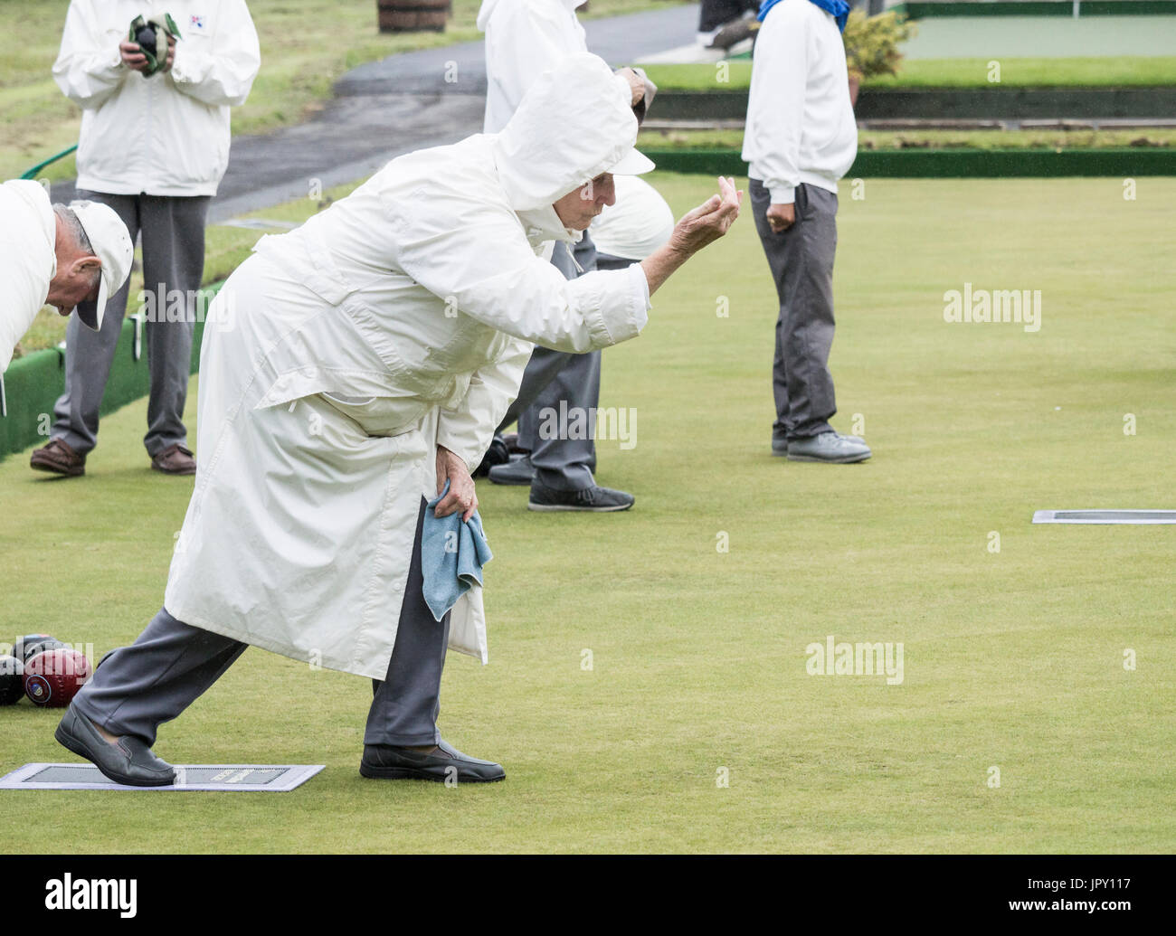 Billingham, a nord-est dell' Inghilterra, Regno Unito. 2 agosto, 2017. Regno Unito Meteo: che cosa potrebbe essere più British di bocce sotto la pioggia nel bel mezzo dell'estate. I membri di Billingham bowling club don impermeabilizza e continuare a giocare come heavy rain finalmente arriva in Inghilterra del nord est. Credito: ALAN DAWSON/Alamy Live News Foto Stock