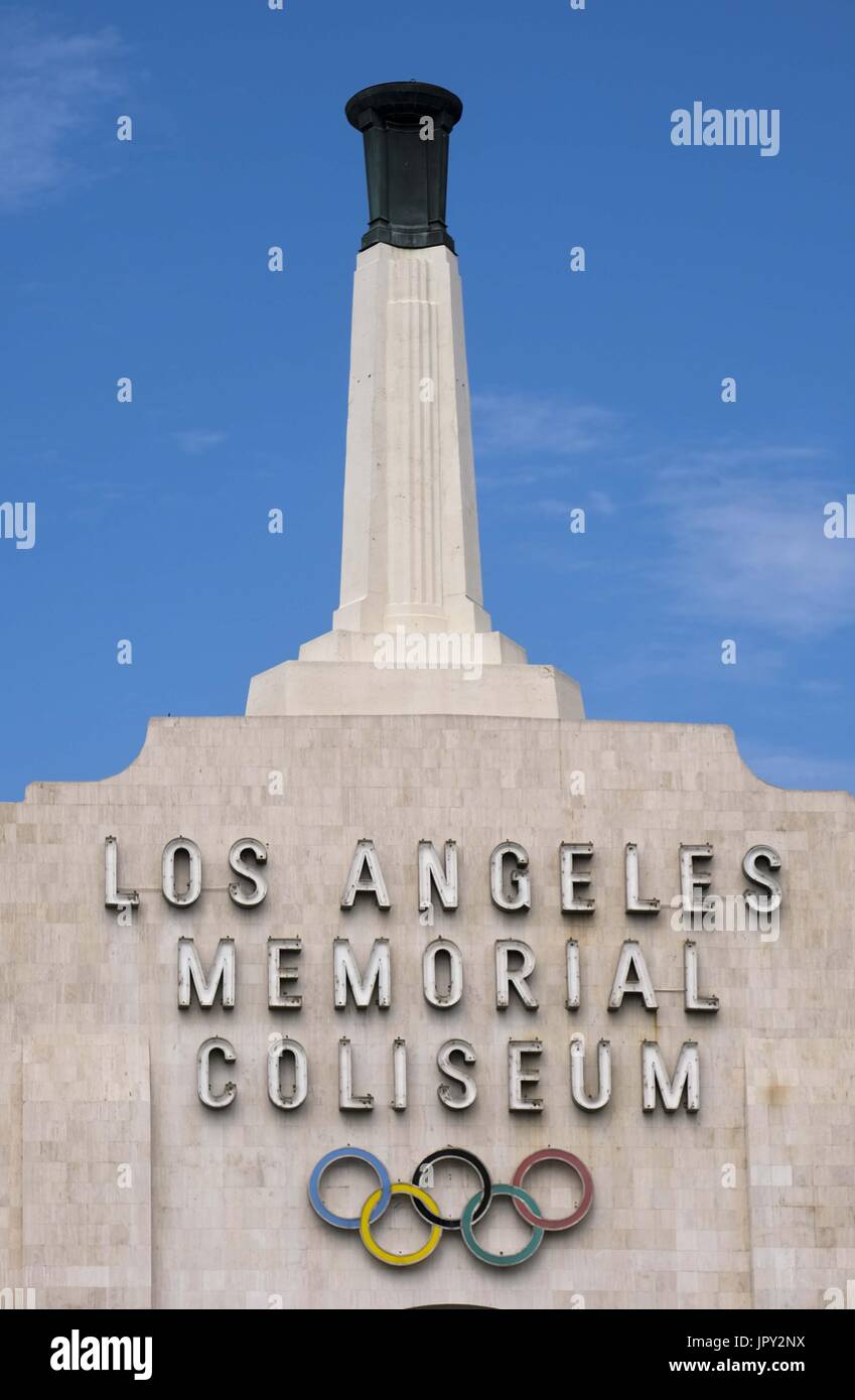 2 agosto 2017 - Los Angeles, California, Stati Uniti - La facciata del Los Angeles Memorial Coliseum di Los Angeles. Los Angeles ospiterà i Giochi olimpici e paraolimpici 2028. (Credito Immagine: © Ringo Chiu via ZUMA filo) Foto Stock