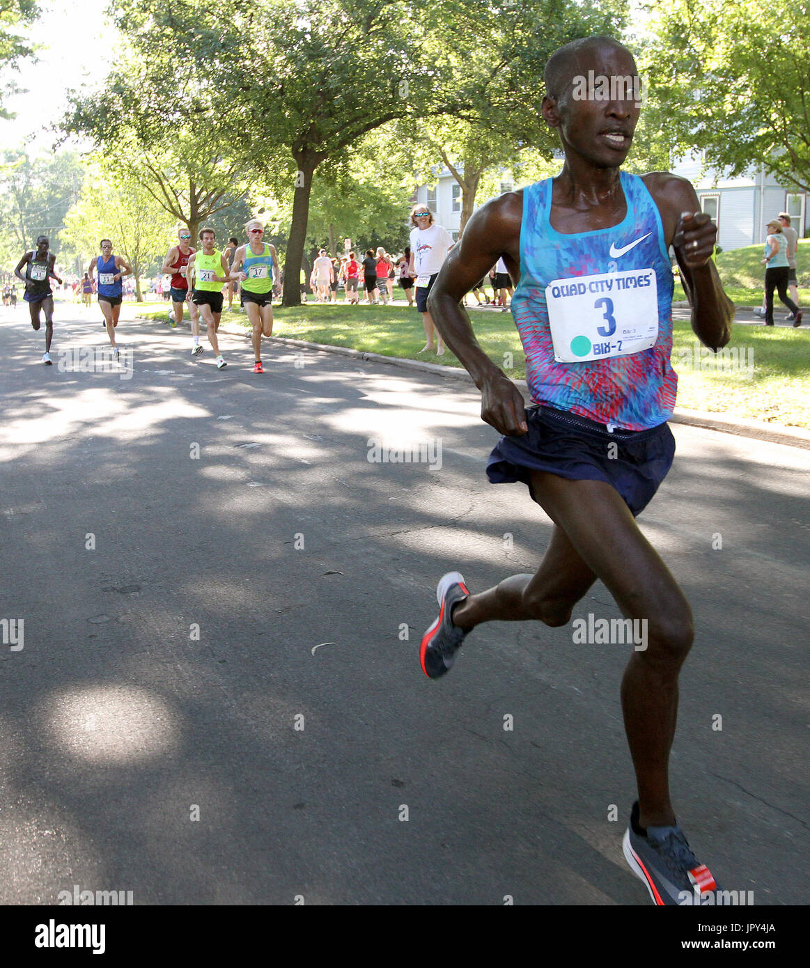 Davenport, Iowa, USA. 29 Luglio, 2017. Sam Chelanga (3) di Manitou Sprint, CO., si stacca dal pacco di piombo e si estende il suo vantaggio su Kirkwood Blvd., Sabato, 29 luglio 2017, durante la 43Quad-City annuali volte Bix 7. Egli è stato il vincitore con il tempo di :32.52. Credito: John Schultz/Quad-City volte/ZUMA filo/Alamy Live News Foto Stock