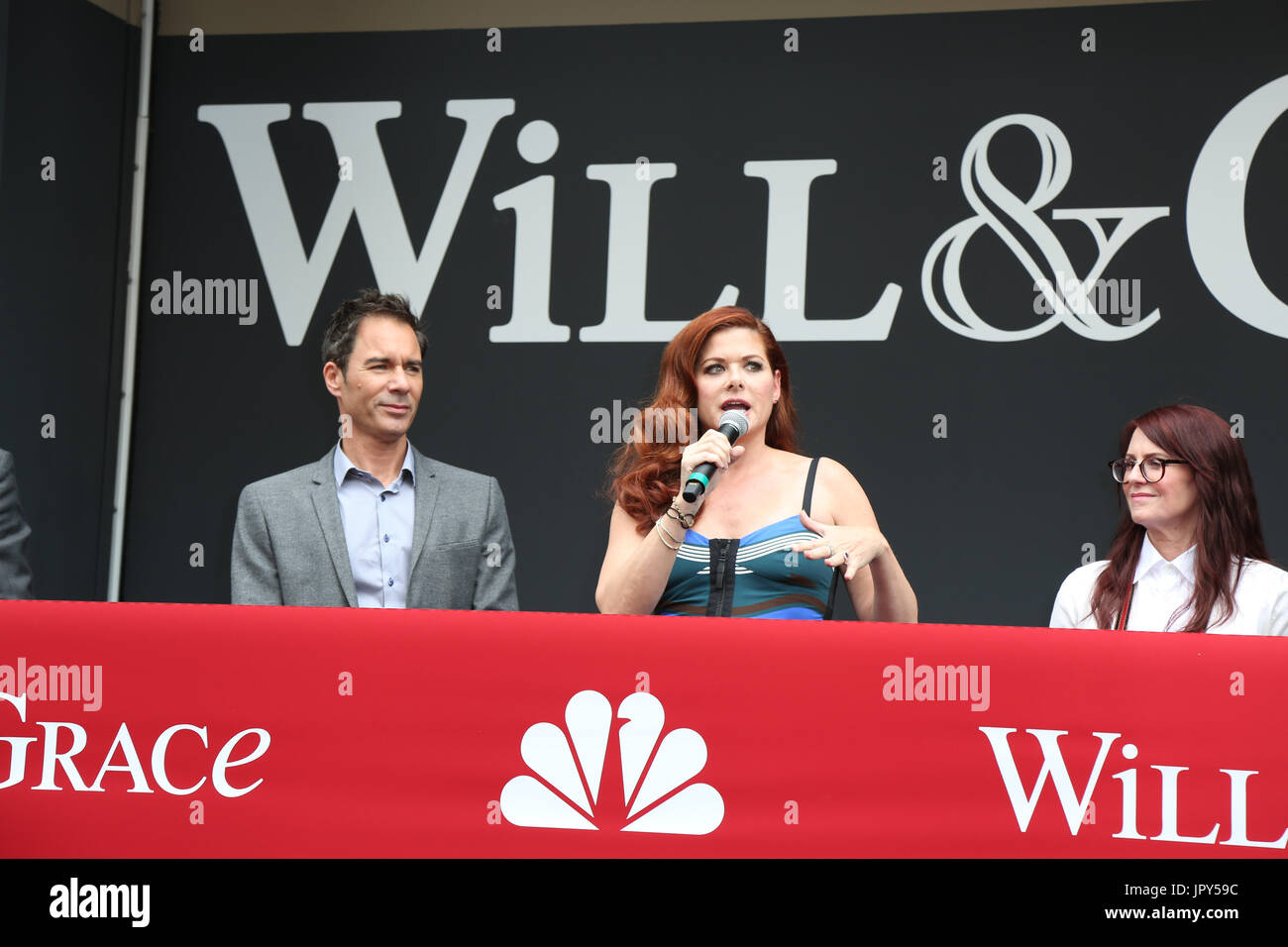 Stati Uniti d'America. 2 agosto, 2017. 02 Agosto 2017 - CITTÀ UNIVERSALE, California. Debra Messing, Megan Mullally, Eric McCormack. 'Will & Grace' inizio della produzione kick off evento e cerimonia del taglio del nastro in corrispondenza di Universal Studios Photo credit: PMA/AdMedia Credito: PMA/AdMedia/ZUMA filo/Alamy Live News Foto Stock