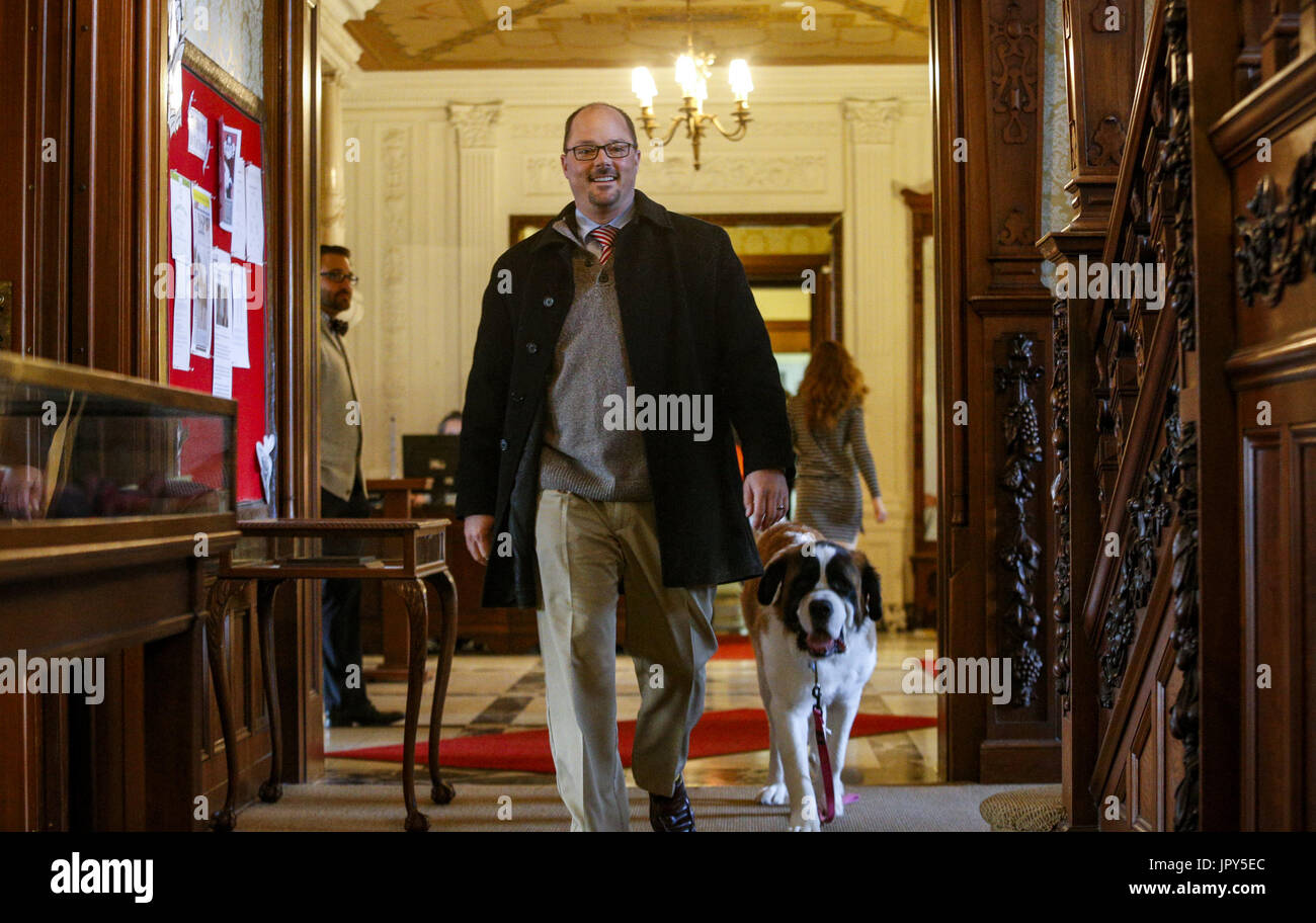 Bettendorf, Iowa, USA. Xii gen, 2017. Preside Max Roach passeggiate nelle sale con il suo due-anno-vecchio san Bernardo, Hodor, a Rivermont Collegiata in Bettendorf giovedì, 12 gennaio 2017. Rivermont, una scuola preparatoria che serve la zona Quad-City, piani per aggiungere un convitto per il campus per servire al meglio gli studenti internazionali. Credito: Andy Abeyta/Quad-City volte/ZUMA filo/Alamy Live News Foto Stock