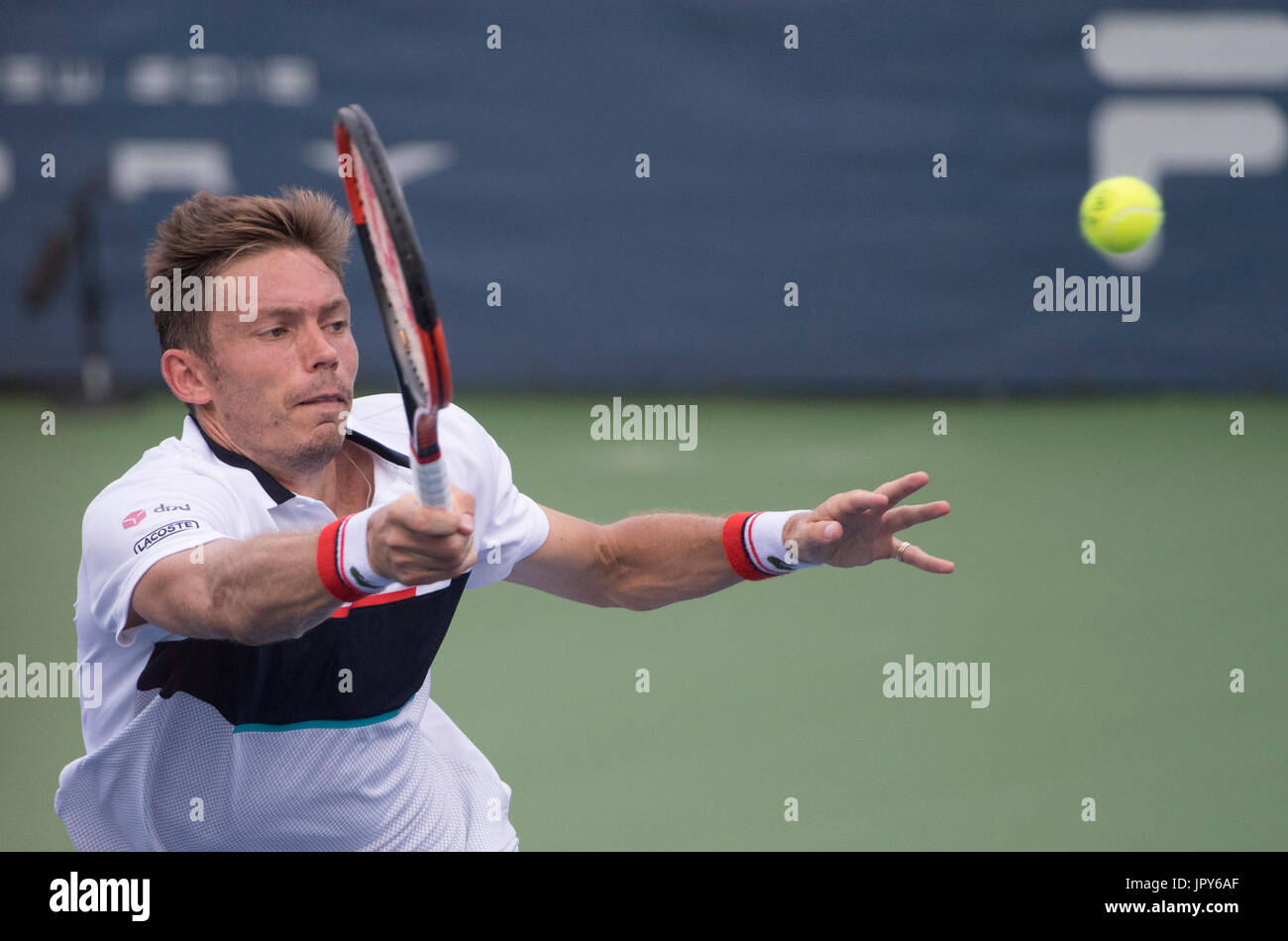 Washington DC, Stati Uniti d'America. Il 2 agosto, 2017. Nicolas MAHUT (FRA) perde a Milos Raonic (CAN) 7-6, 7-6, presso il Citi aprire essendo suonato al Rock Creek Park Tennis Center di Washington, DC, . © Leslie Billman/Tennisclix/CSM/Alamy Live News Foto Stock