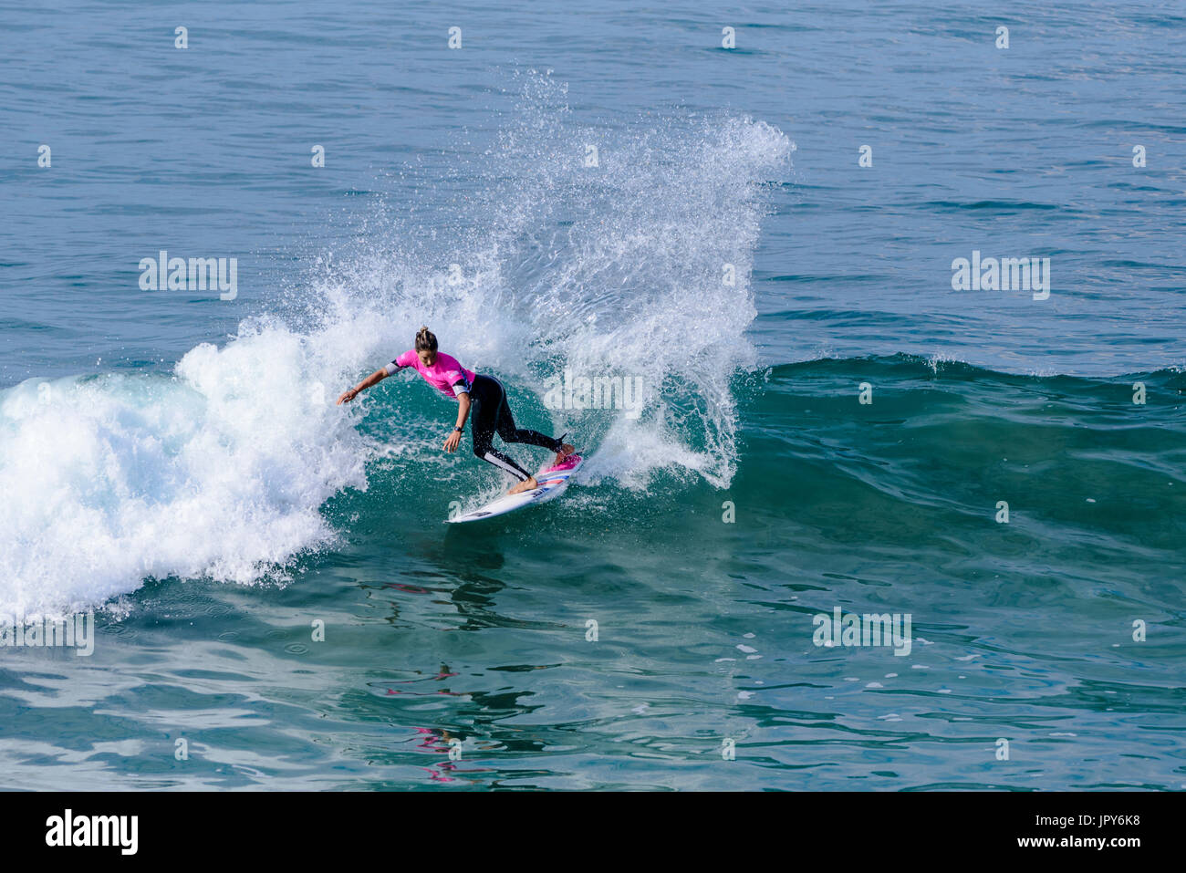 Huntington Beach, Stati Uniti d'America. 02 Agosto, 2017. Campionato del Mondo Tour surfer Sally Fitzgibbons (AUS) compete in campo femminile 2017 FURGONI US Open di surf, mercoledì 02 agosto, 2017. Credito: Benjamin Ginsberg/Alamy Live News. Foto Stock