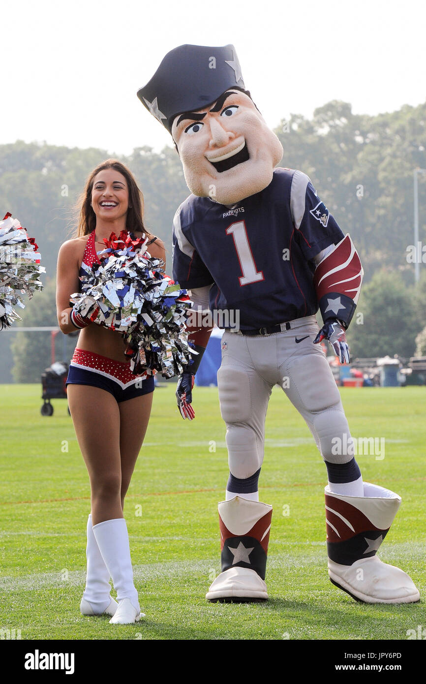 Foxborough, Massachusetts, STATI UNITI D'AMERICA. Il 2 agosto, 2017. New England Patriots mascot Pat Patriot e una patrioti cheerleader intrattenere appassionati al New England Patriots training camp tenuto a Gillette Stadium, in Foxborough, Massachusetts. Eric Canha/CSM/Alamy Live News Foto Stock