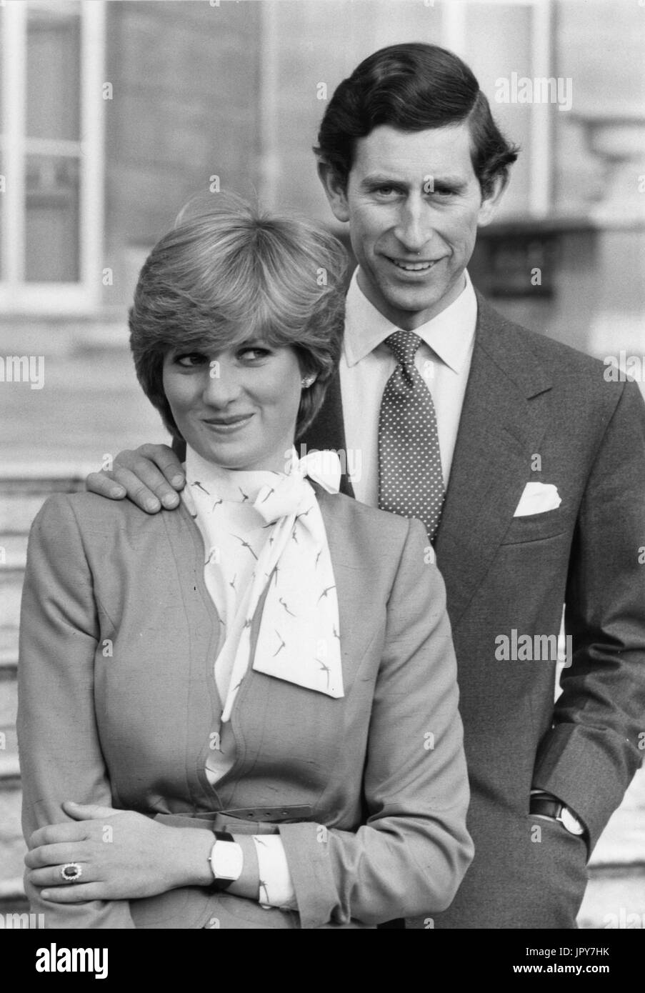 Agosto 31, 2017 segna 20 anni poiché la principessa Diana la morte. Diana Principessa di Galles è morto da gravi incidenti nelle prime ore del 31 agosto 1997 dopo un incidente di macchina in Parigi. Nella foto: Feb 24, 1981 - Londra, Inghilterra, Regno Unito - Il principe Carlo e Diana Spencer annunciare l'impegno e impostare la data per la cerimonia di nozze.(Immagine di credito: © Keystone Press Agency/Keystone USA via ZUMAPRESS.com) Foto Stock