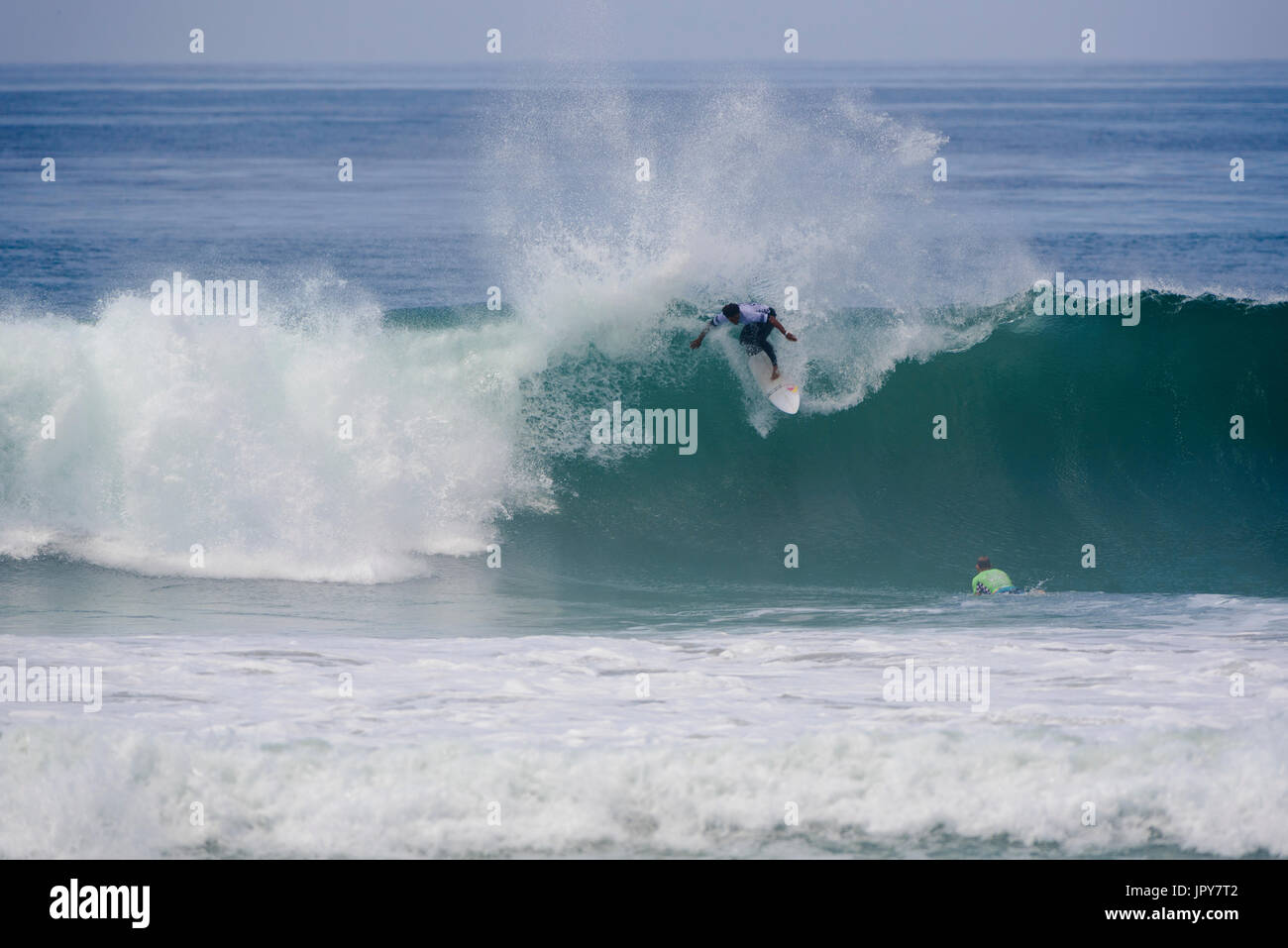 Huntington Beach, Stati Uniti d'America. 02 Agosto, 2017. Carlos Munoz (CRI) vince il suo turno 2 calore a uomini della QS concorso al 2017 FURGONI US Open di surf. Credito: Benjamin Ginsberg/Alamy Live News. Foto Stock