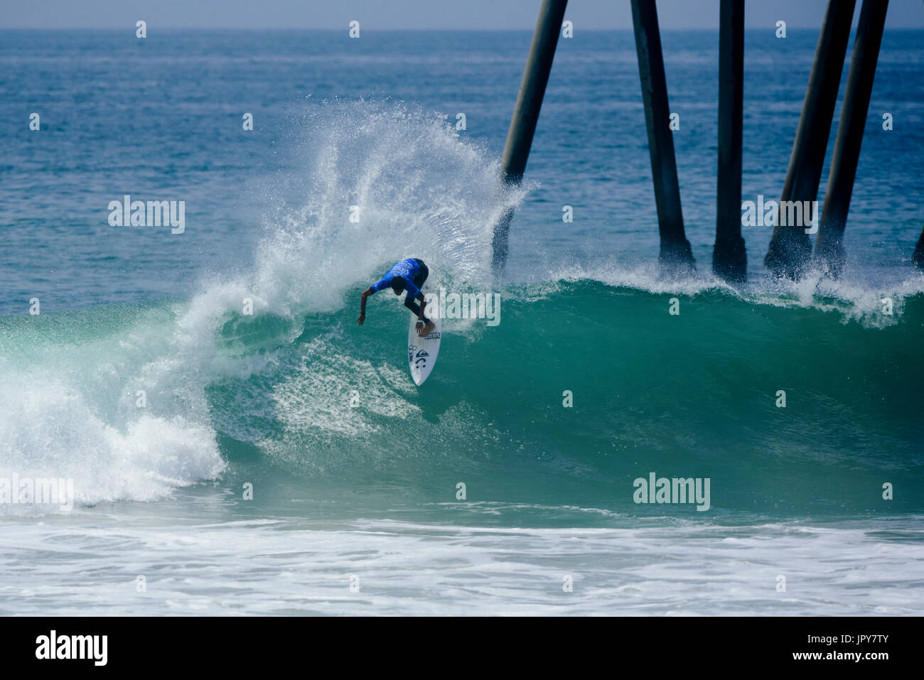 Huntington Beach, Stati Uniti d'America. 02 Agosto, 2017. Michael febbraio i poteri del suo modo di un round 2 il calore vincere negli uomini QS concorso al 2017 FURGONI US Open di surf. Credito: Benjamin Ginsberg/Alamy Live News. Foto Stock