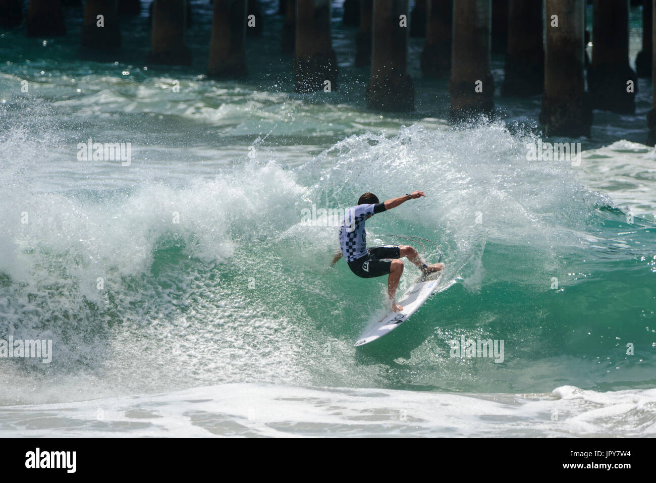 Huntington Beach, Stati Uniti d'America. 02 Agosto, 2017. Nate Yeomans (USA) poteri attraverso un giro nei pressi del molo durante l'uomo QS concorso al 2017 FURGONI US Open di surf. Credito: Benjamin Ginsberg/Alamy Live News. Foto Stock