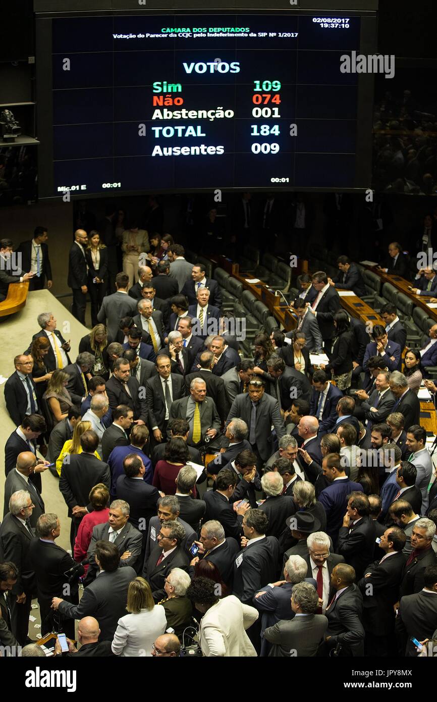 (170803) -- BRASILIA, 3 Agosto, 2017 -- i legislatori di votare su un caso di corruzione contro il Presidente Michel Temer durante una sessione plenaria della Camera dei Deputati a Brasilia, capitale del Brasile il 2 agosto 2017. Il brasiliano della Camera dei deputati ha votato per respingere le cariche di corruzione contro il Presidente Michel Temer. In la votazione di mercoledì, il governo alleati nella camera ha ricevuto più di un terzo dei voti o 172 fuori di 512, il valore di soglia per respingere le cariche. (Xinhua/Li Ming)(jmmn) Foto Stock