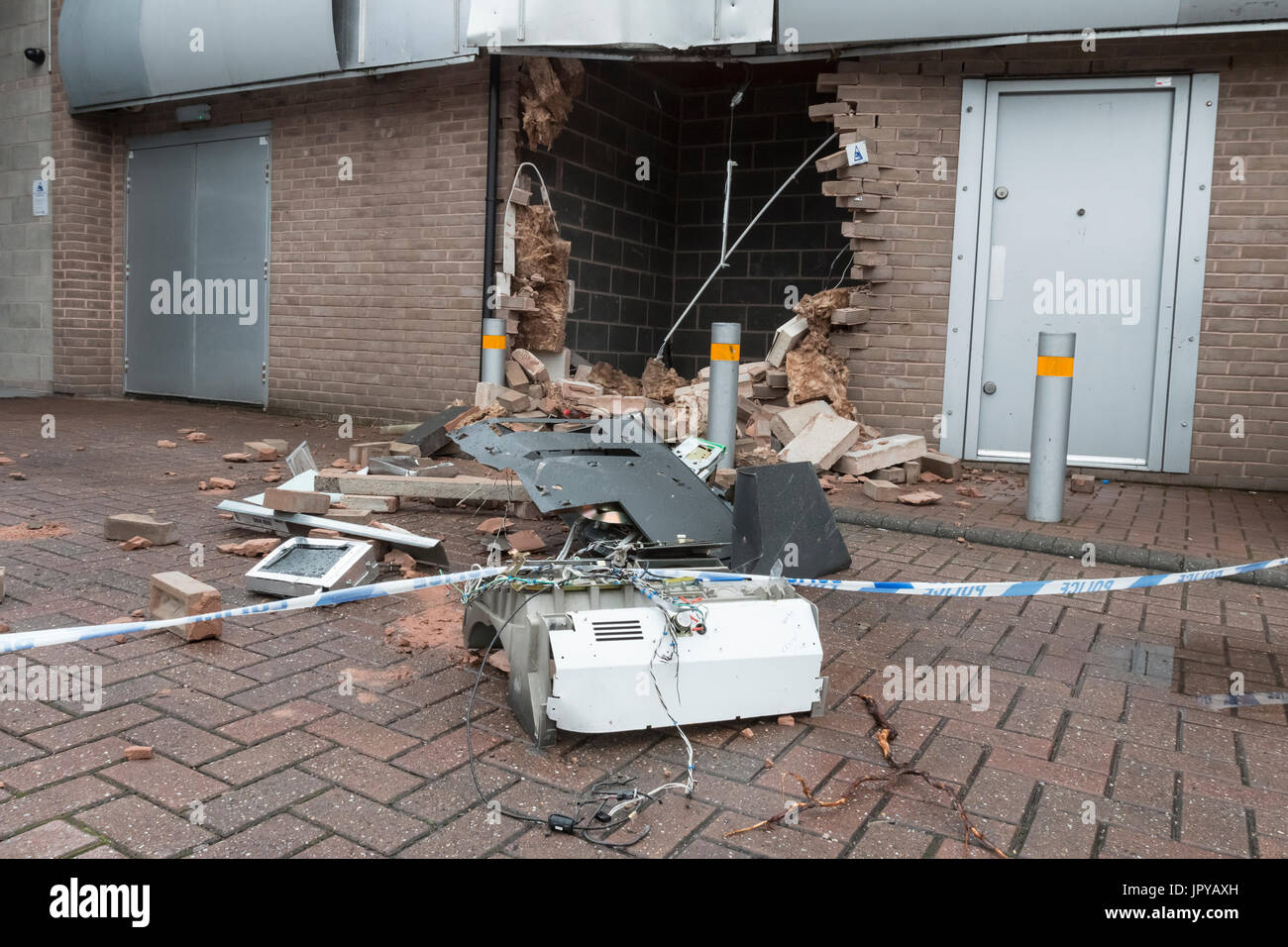 Hatton, Derbyshire, Regno Unito. Il 3 agosto 2017. Una seconda cassa locale-punto ATM rapina in un periodo di ventiquattro ore si è verificata per tutta la notte a Nisa locale, Hatton, Derbyshire, Regno Unito, la mattina del 3 agosto 2017. La notte precedente aveva visto un cash-punto rapina ATM da un negozio Co-Operative in Kings Bromley, Staffordshire. Foto Stock