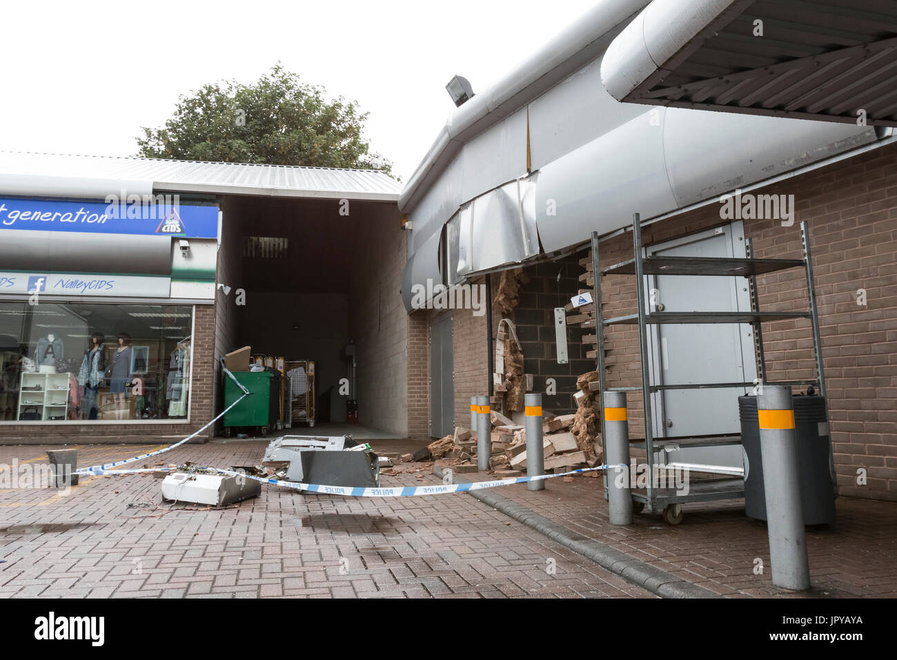 Hatton, Derbyshire, Regno Unito. Il 3 agosto 2017. Una seconda cassa locale-punto ATM rapina in un periodo di ventiquattro ore si è verificata per tutta la notte a Nisa locale, Hatton, Derbyshire, Regno Unito, la mattina del 3 agosto 2017. La notte precedente aveva visto un cash-punto rapina ATM da un negozio Co-Operative in Kings Bromley, Staffordshire. Foto Stock