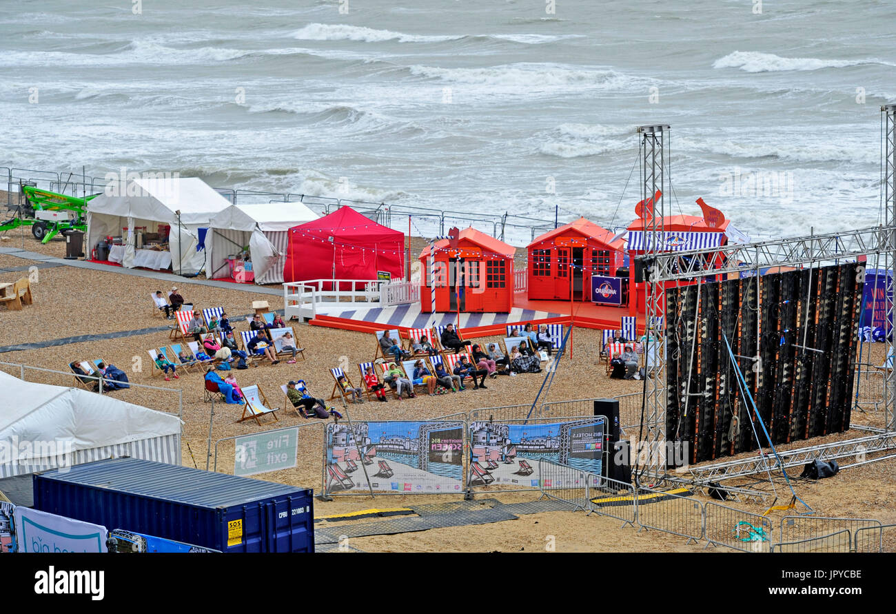 Brighton, Regno Unito. Il 3° agosto 2017. I frequentatori di cinema wrap up warm contro i forti venti al Brighton grande schermo sulla spiaggia come le perturbazioni atmosferiche continua sulla costa sud ma si prevede di migliorare nei prossimi giorni di credito: Simon Dack/Alamy Live News Foto Stock