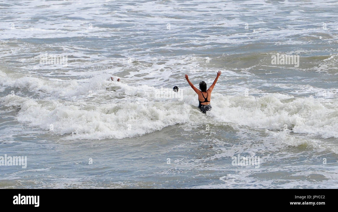 Brighton, Regno Unito. Il 3° agosto 2017. I nuotatori in mare al largo della costa di spiaggia di Brighton come irrisolta estate meteo continua sulla costa sud ma si prevede di migliorare nei prossimi giorni di credito: Simon Dack/Alamy Live News Foto Stock