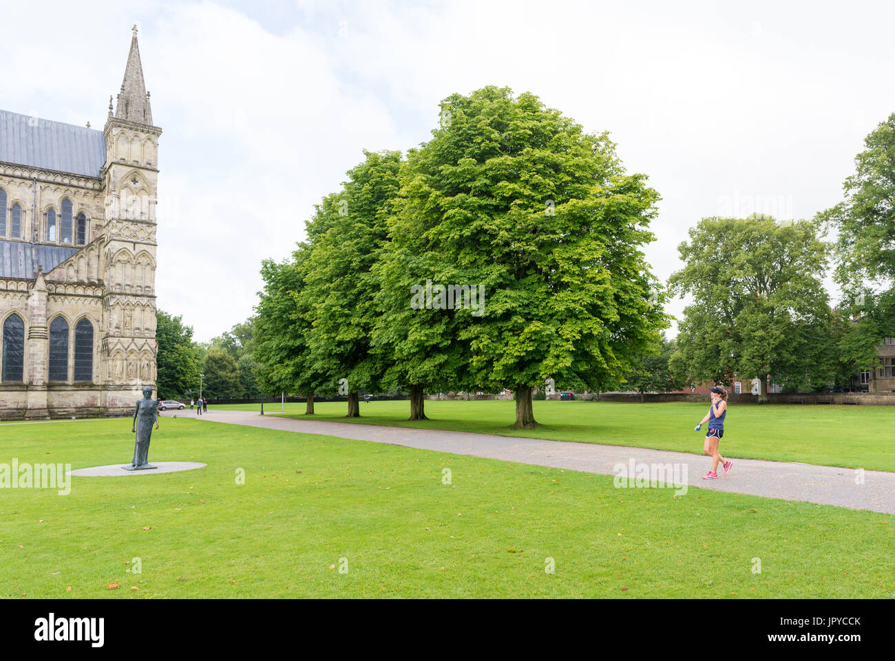 Pareggiatore femmina nella motivazione della Cattedrale di Salisbury, Wiltshire, Regno Unito, su una corsa mattutina. Foto Stock