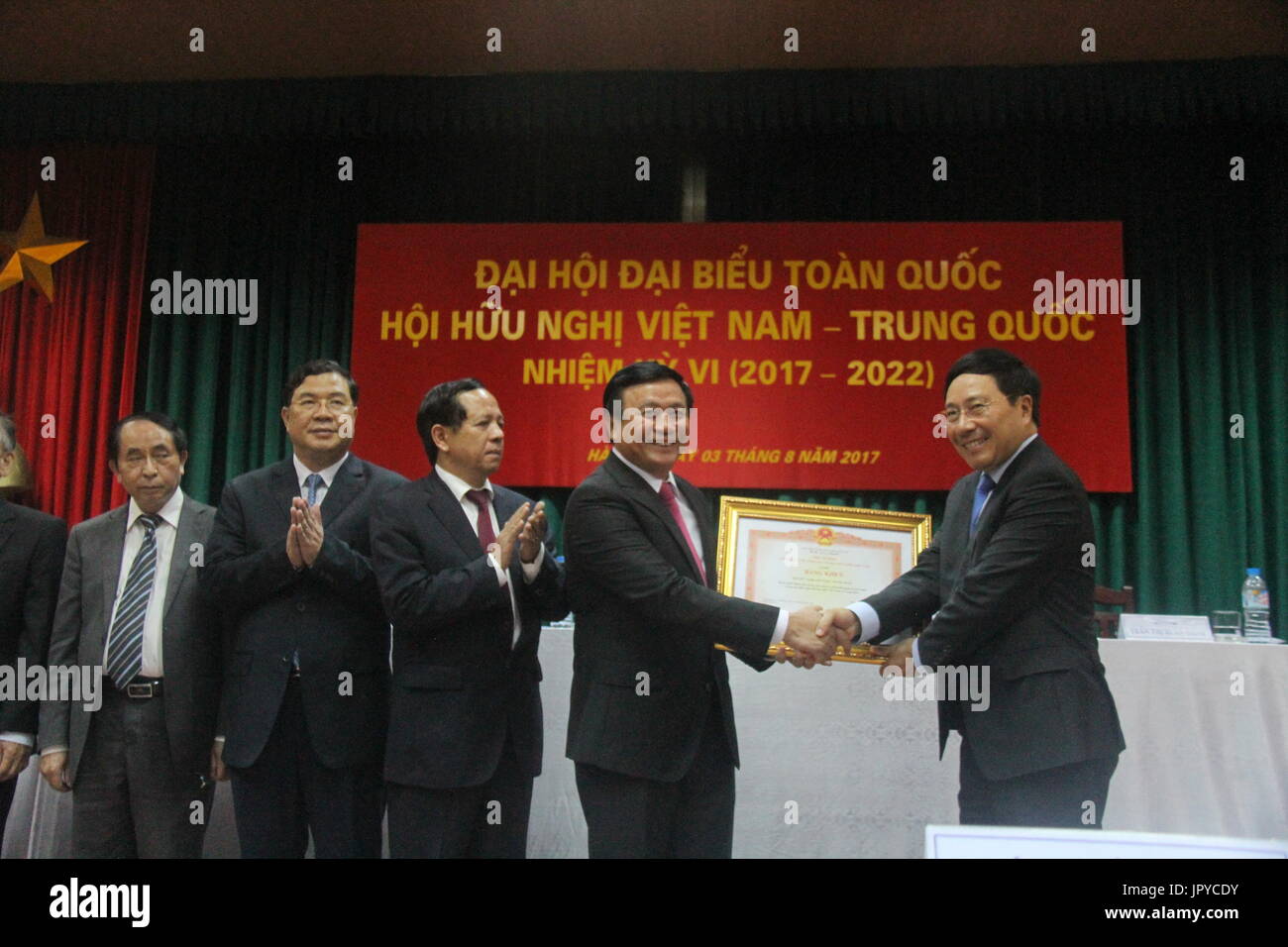 (170803) -- HANOI, 3 Agosto, 2017 (Xinhua) -- il vietnamita il Vice Primo Ministro e Ministro degli Affari Esteri Pham Binh Minh (1R) scuote le mani con il presidente dell'Vietnam-China Friendship Association Nguyen Xuan Thang (seconda R) ad Hanoi, Vietnam, 3 Agosto, 2017. Rafforzare e rinvigorire il cordiale e le relazioni di cooperazione tra il Vietnam e la Cina in un suono in modo stabile sono in linea con i principali e vantaggi a lungo termine dei due popoli, Vietnamita il Vice Primo Ministro e Ministro degli Affari Esteri Pham Binh Minh detto quando si affronta il Congresso nazionale dell'Vietnam-China Frien Foto Stock