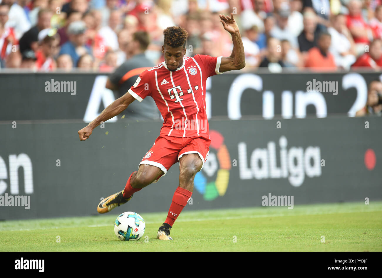 Monaco di Baviera, Germania. 2 agosto, 2017. Monaco di Baviera Kingsley Coman passa la palla durante la Audi Cup Soccer match tra SSC Napoli e Bayern Monaco di Allianz Arena di Monaco di Baviera, Germania, il 2 agosto, 2017. Foto: Andreas Gebert/dpa/Alamy Live News Foto Stock