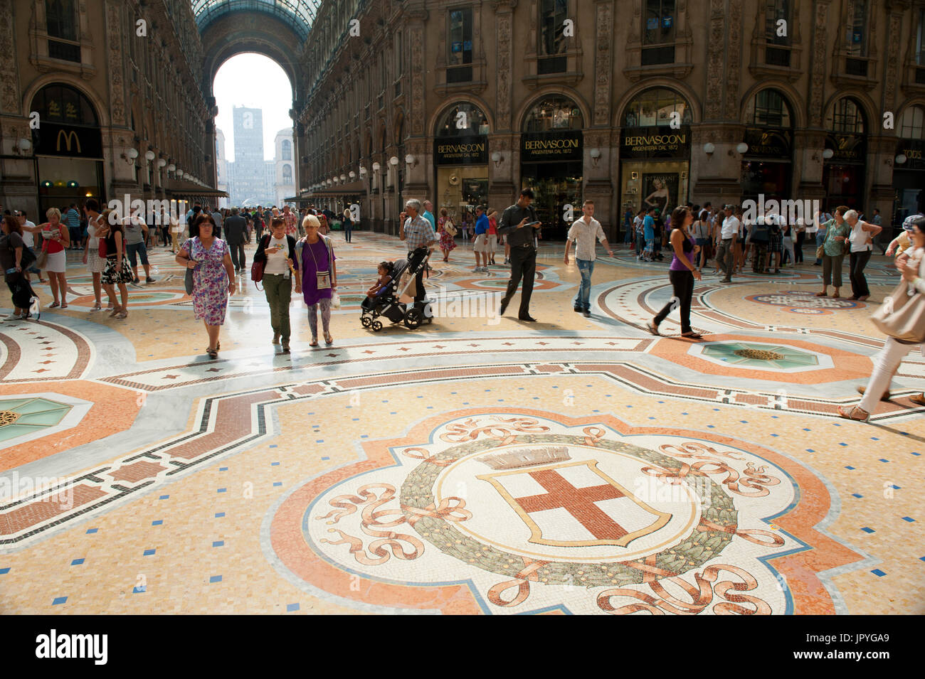 Vista interna della Galleria Vittorio Emanuele II e pavimento piastrellato, Milano, Italia Foto Stock
