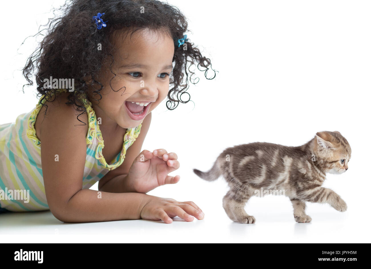 Capretto felice ragazza che gioca con un gattino Foto Stock