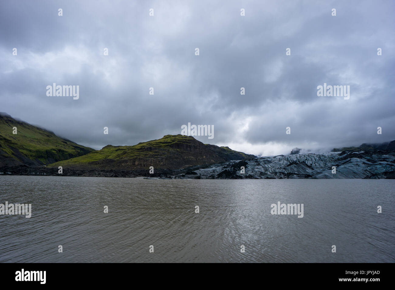 Islanda - ghiaccio tra montagne a fjallsarlon laguna glaciale dall'acqua Foto Stock