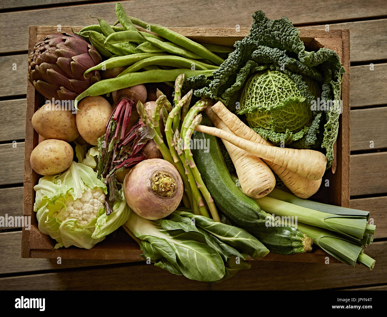 La vita ancora fresco, biologico sano raccolto vegetale varietà in cassa di legno Foto Stock