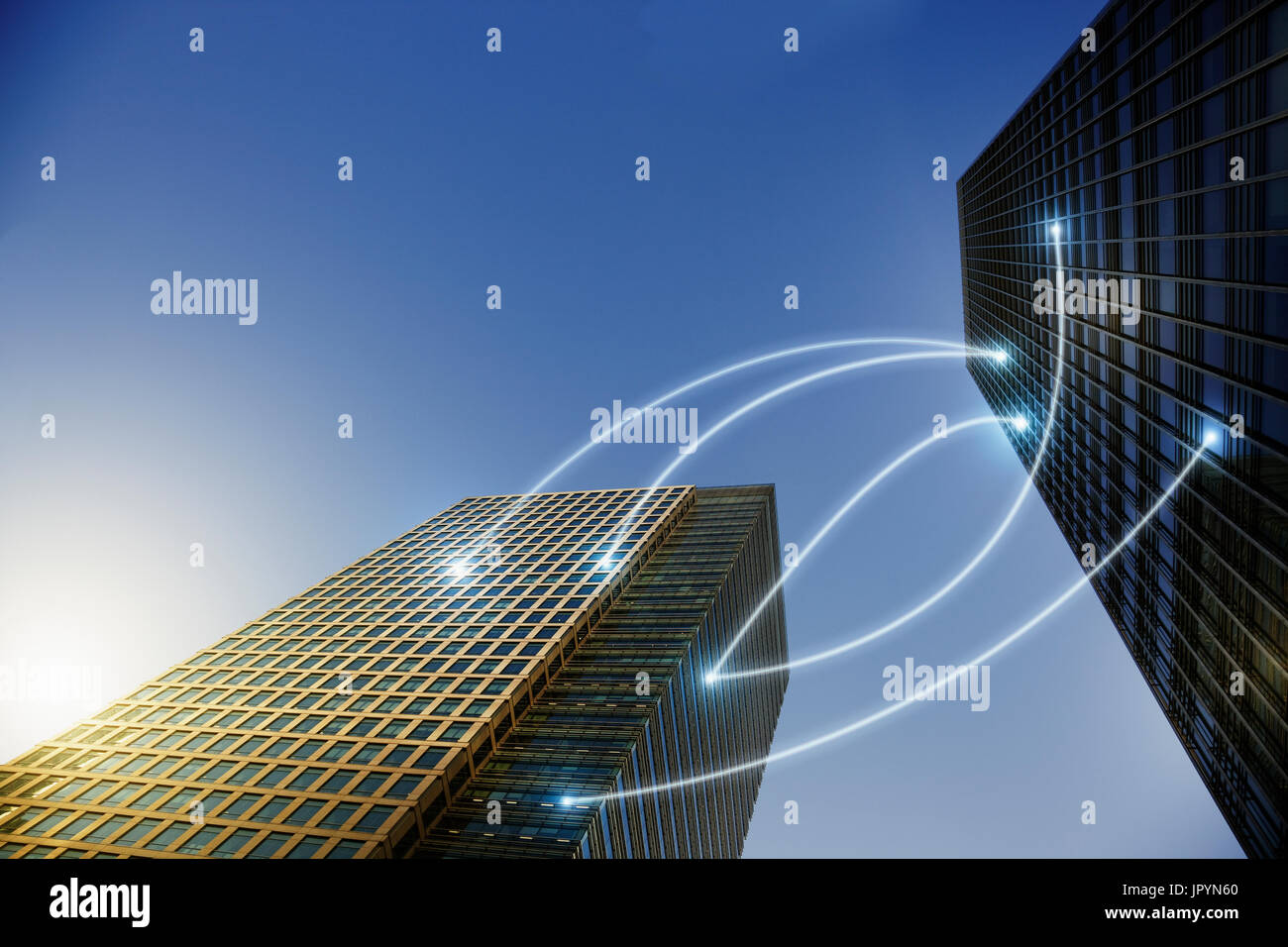 Di luce a fibre ottiche di collegamento di comunicazione highrise edifici, concetto Foto Stock