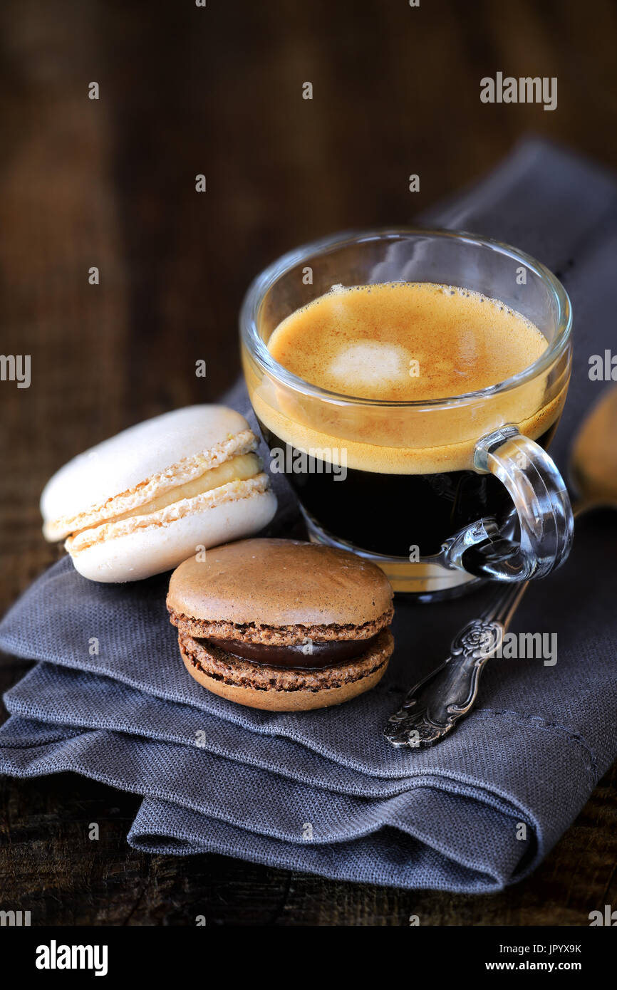 Buona mattina concetto con caffè espresso e amaretti. Copia con spazio per il testo Foto Stock